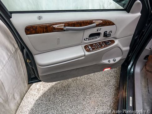 Used 1999 Lincoln Town Car Signature RWD image 19