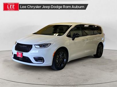 New 2026 Chrysler Pacifica Select