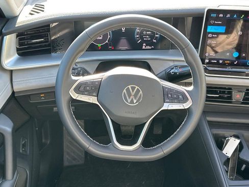 Used 2025 Volkswagen Tiguan SE image 13