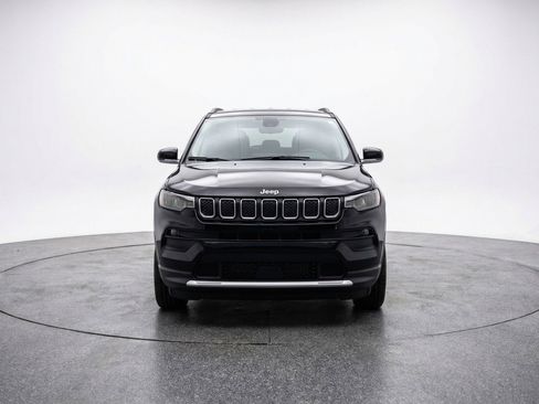 Used 2025 Jeep Compass Latitude image 2