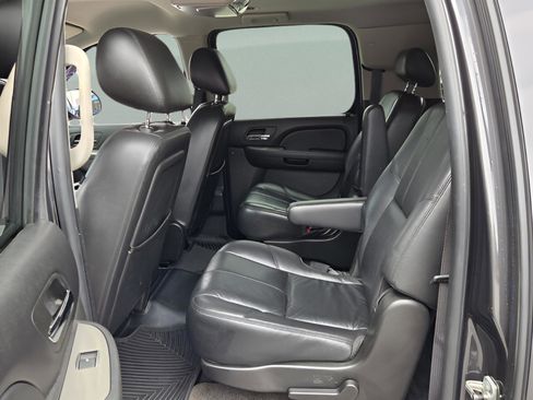 Used 2010 Chevrolet Suburban LT w/ Luxury Package AWD/4WD image 12