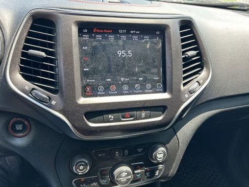 Used 2022 Jeep Cherokee Trailhawk w/ Comfort/Convenience Group AWD/4WD image 9
