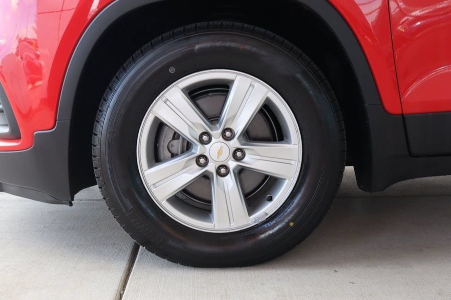Used 2020 Chevrolet Trax LS w/ Tint and Cruise Package FWD image 5