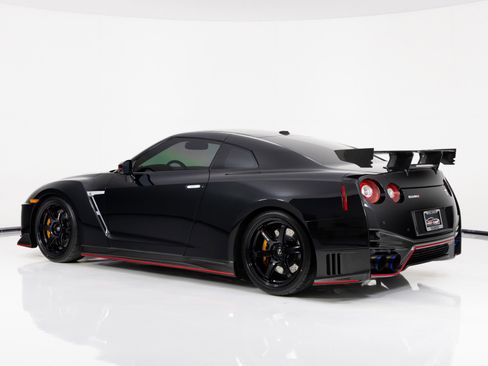 Used 2017 Nissan GT-R NISMO image 5