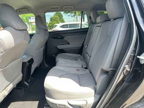 Used 2022 Toyota Highlander LE AWD/4WD image 20