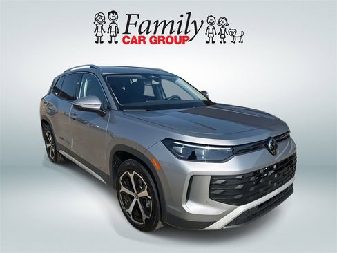 New 2025 Volkswagen Tiguan SE image 2