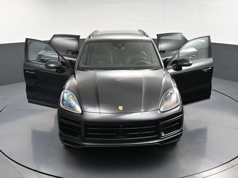 Certified 2022 Porsche Cayenne Turbo S AWD/4WD image 36