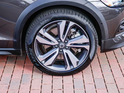 Used 2025 Volvo V60 B5 Cross Country Plus image 40