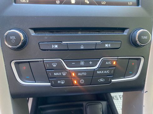 Used 2016 Ford Fusion SE image 25