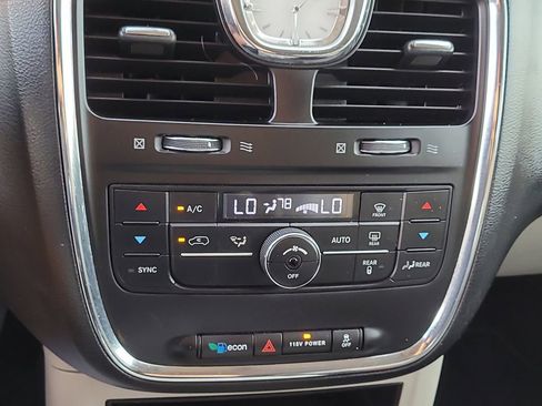 Used 2015 Chrysler Town & Country Touring image 24