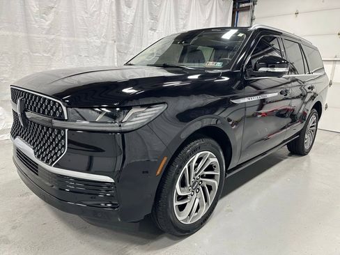 Used 2025 Lincoln Navigator Reserve image 3