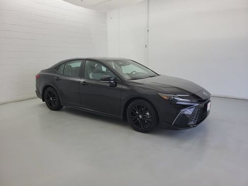 Used 2025 Toyota Camry SE w/ Convenience Package FWD image 4
