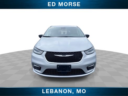 Used 2024 Chrysler Pacifica Touring-L FWD image 3