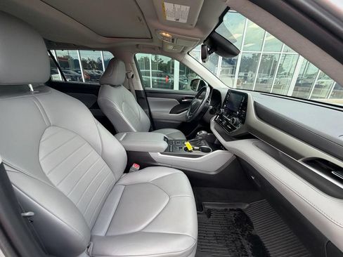 Used 2021 Toyota Highlander XLE AWD/4WD image 12