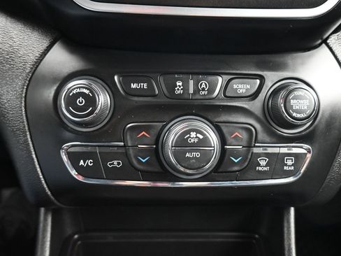 Used 2022 Jeep Cherokee Trailhawk w/ Premium Leather Package image 19