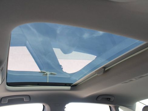 Certified 2024 Volkswagen Jetta SE w/ Panoramic Sunroof Package image 19