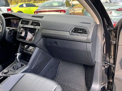 Used 2023 Volkswagen Tiguan SE image 18