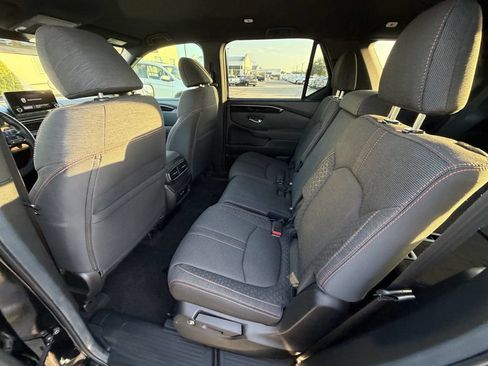 Used 2025 Honda Pilot Sport image 12