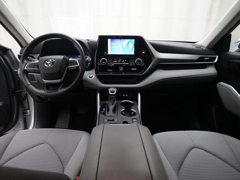 Used 2024 Toyota Highlander LE AWD/4WD image 9