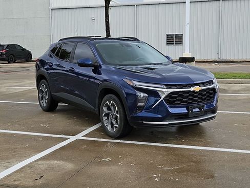 Used 2024 Chevrolet Trax LT w/ Sunroof Package FWD image 3