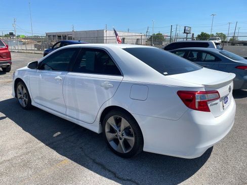 Used 2014 Toyota Camry SE image 2