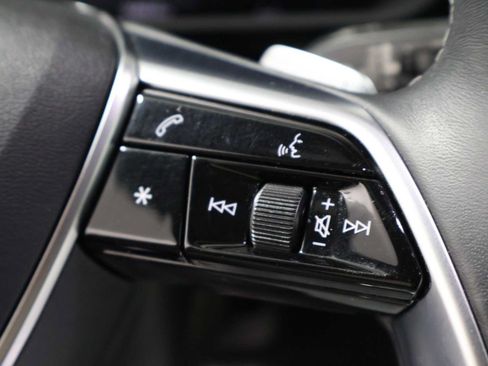 Used 2023 Audi e-tron Premium Plus w/ Premium Plus Package AWD/4WD image 26