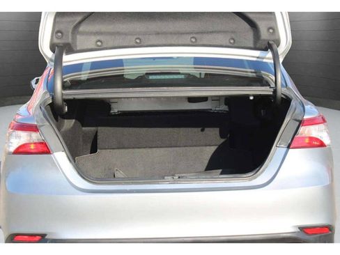 Used 2018 Toyota Camry LE image 10