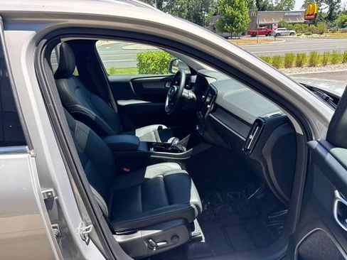 Certified 2025 Volvo XC40 B5 Plus AWD/4WD image 15