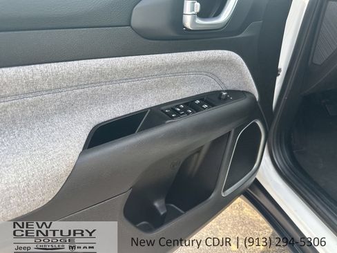 Used 2024 Jeep Compass Latitude AWD/4WD image 7