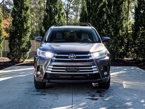 Used 2019 Toyota Highlander XLE image 3