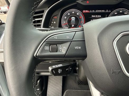 Used 2025 Audi Q8 Premium image 15