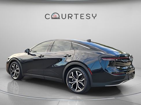 Used 2023 Toyota Crown Limited image 3