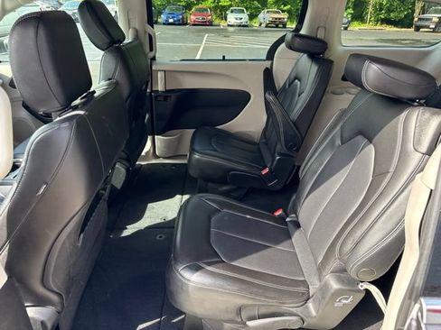 Used 2023 Chrysler Pacifica Touring-L FWD image 16