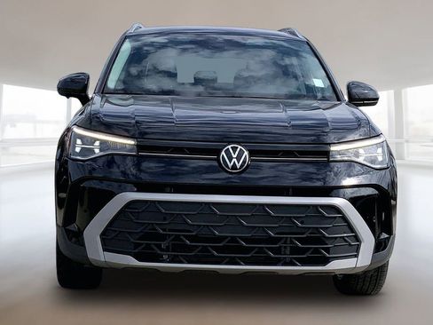 Used 2025 Volkswagen Taos SE FWD image 3