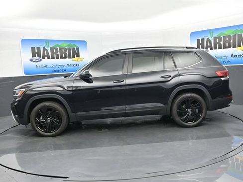Used 2023 Volkswagen Atlas SE w/ Black Wheel Package FWD image 2