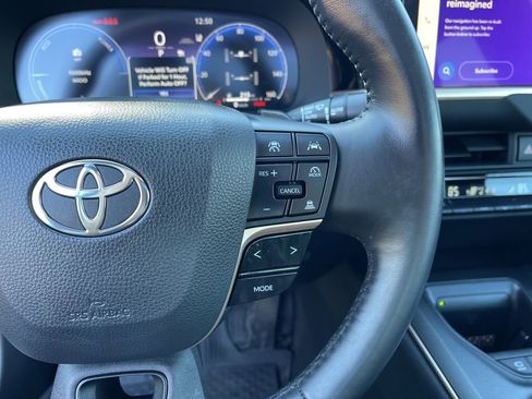 Used 2023 Toyota Crown Platinum image 17