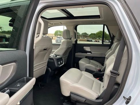 Used 2025 Ford Expedition Active AWD/4WD image 14