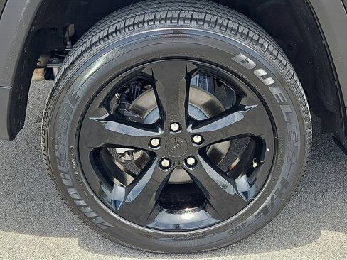 Used 2024 Jeep Grand Cherokee Altitude AWD/4WD image 7
