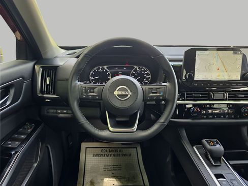 Used 2025 Nissan Pathfinder SL AWD/4WD image 21