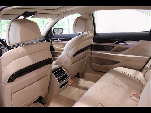 Used 2020 BMW 750i xDrive w/ Autobahn Package AWD/4WD image 14
