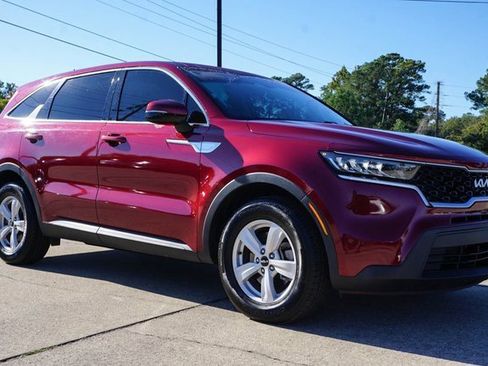 Used 2023 Kia Sorento LX image 2