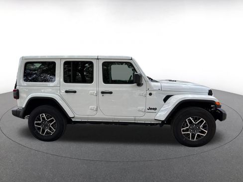 Used 2025 Jeep Wrangler Unlimited Sahara AWD/4WD image 8