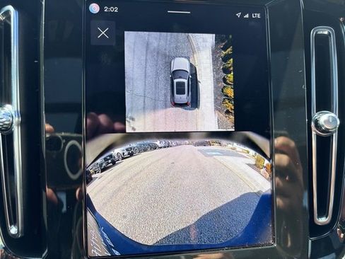 Used 2025 Volvo XC40 B5 Plus image 27