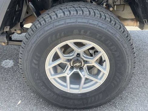 Used 2020 Jeep Gladiator Rubicon AWD/4WD image 11