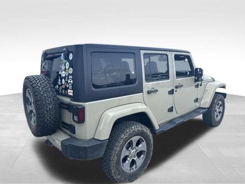 Used 2017 Jeep Wrangler Unlimited Sahara w/ Connectivity Group AWD/4WD image 4