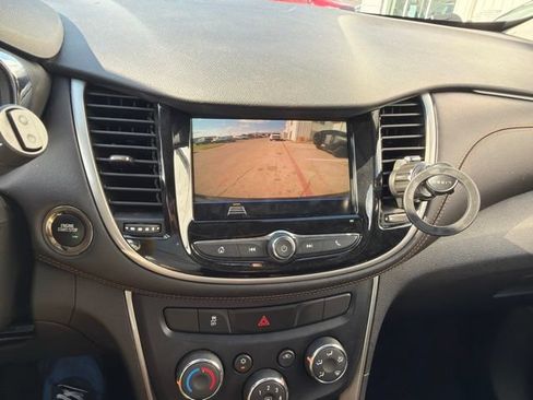 Used 2019 Chevrolet Trax LT w/ LT Convenience Package FWD image 12