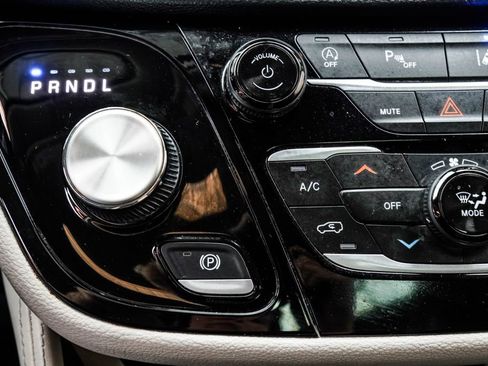 Used 2023 Chrysler Pacifica Limited image 29