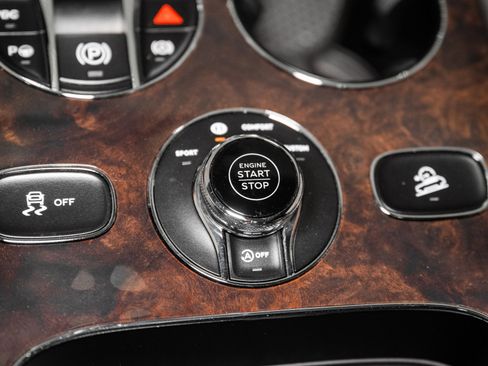 Used 2022 Bentley Bentayga V8 image 48