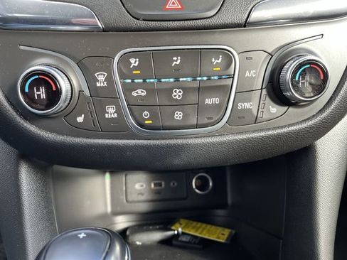 Used 2019 Chevrolet Equinox LT image 18