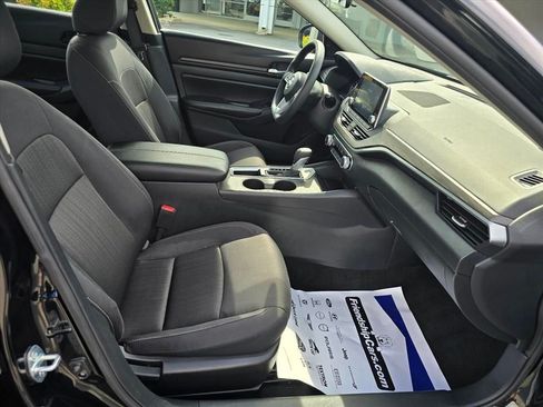 Used 2025 Nissan Altima 2.5 SV FWD image 14